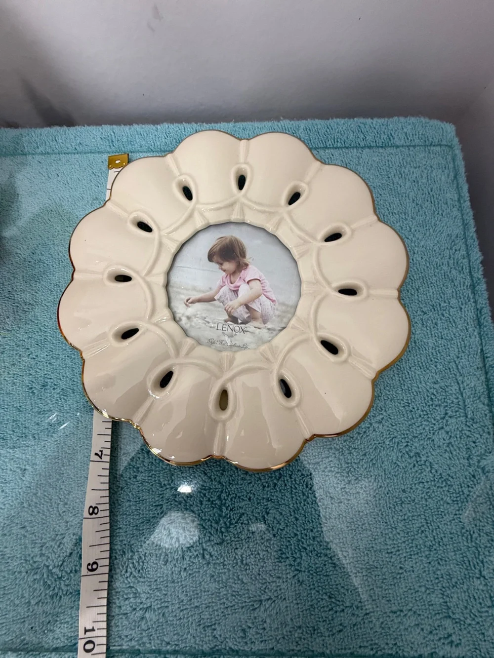 Lenox Cream Ceramic Scalloped Frame with Gold Edge
